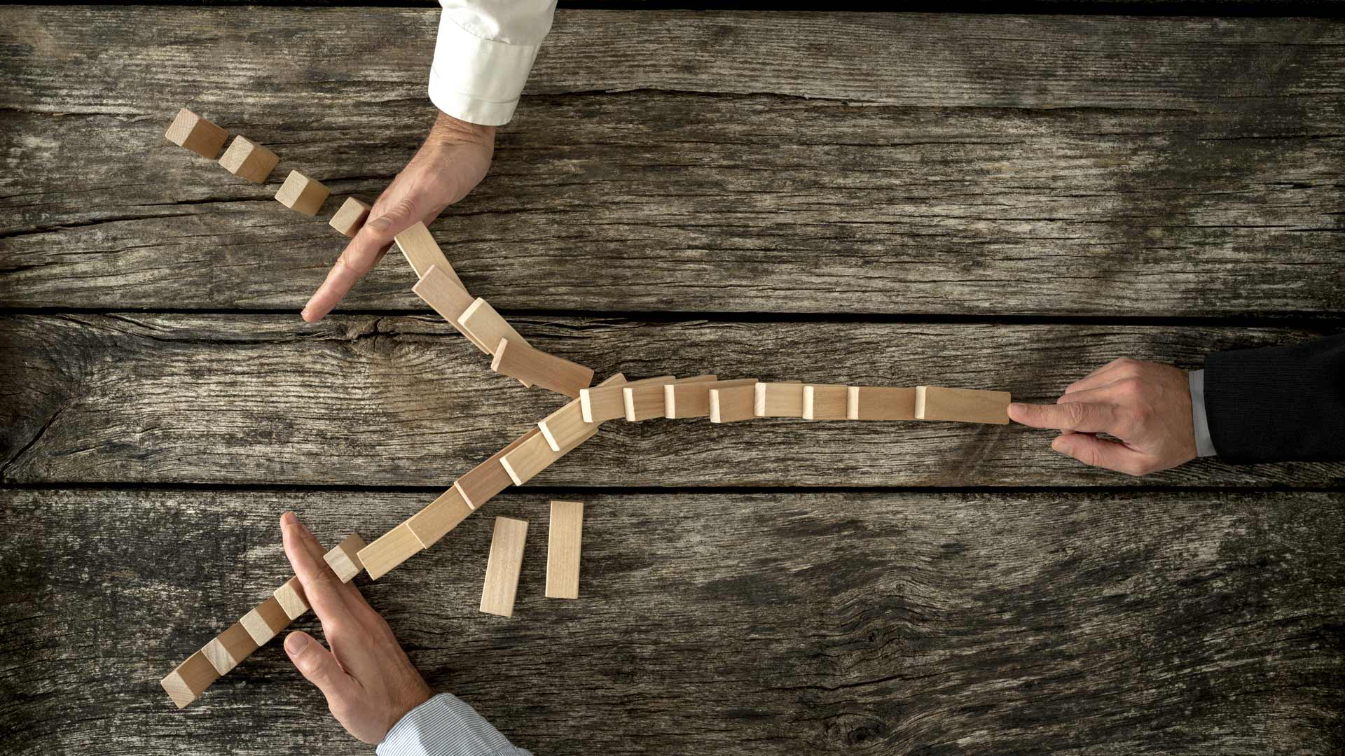 Image de la section 'Conformité' avec trois personnes interagissant avec des dominos.